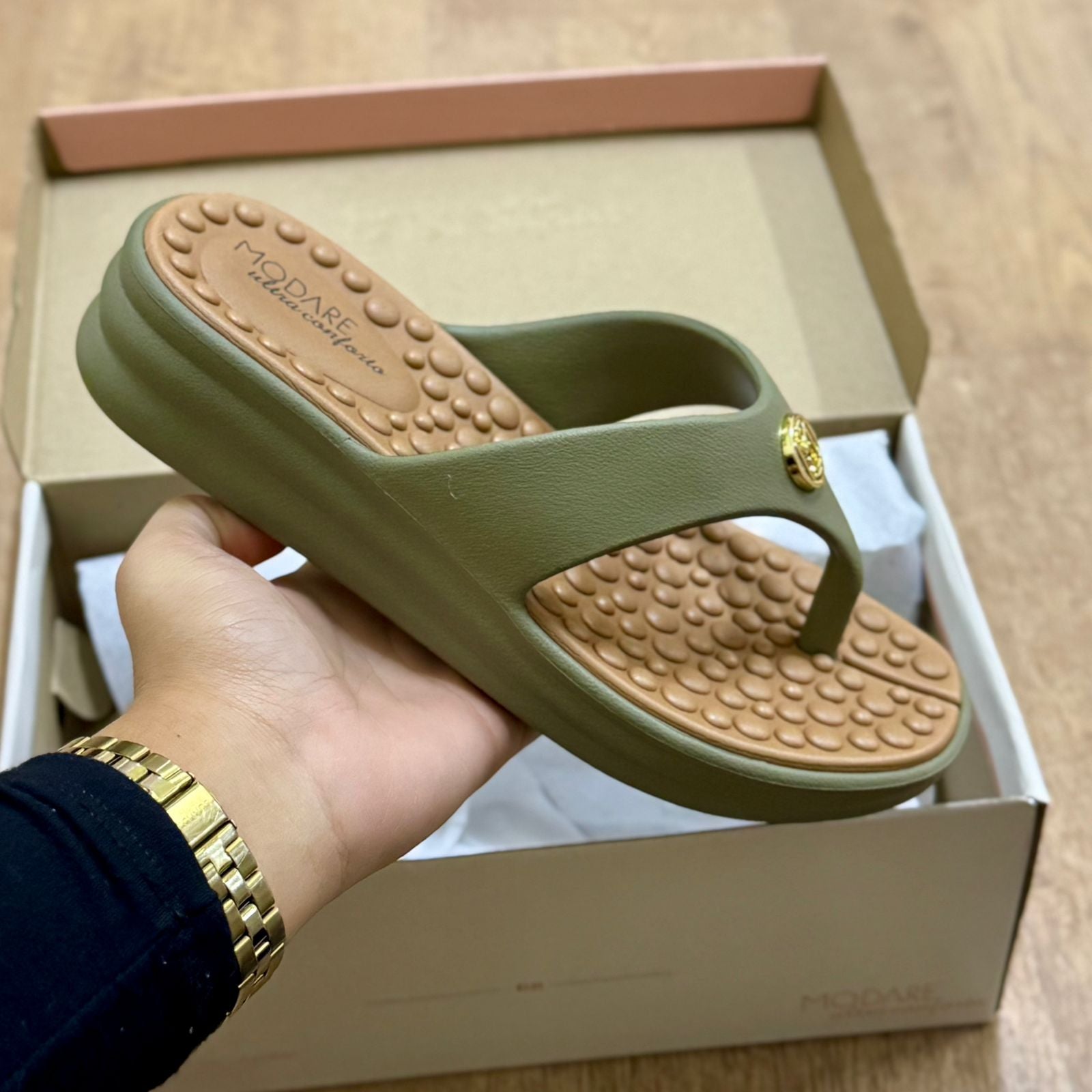 Chinelo Modare Detalhe da Marca Dourado 7213.100 - Imagem 3