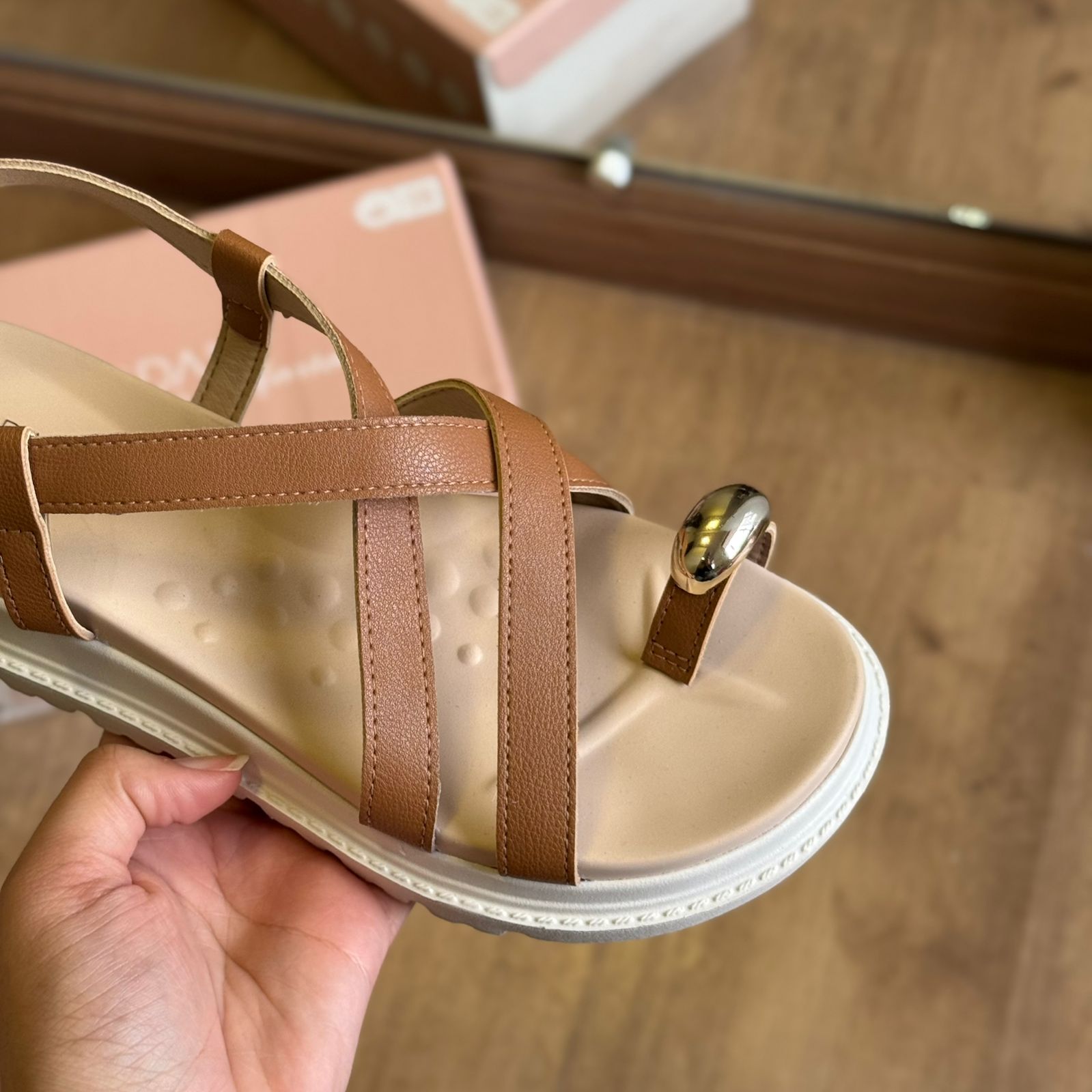 Sandália Modare Detalhe Dourado no Dedo 7200.107 - Imagem 2