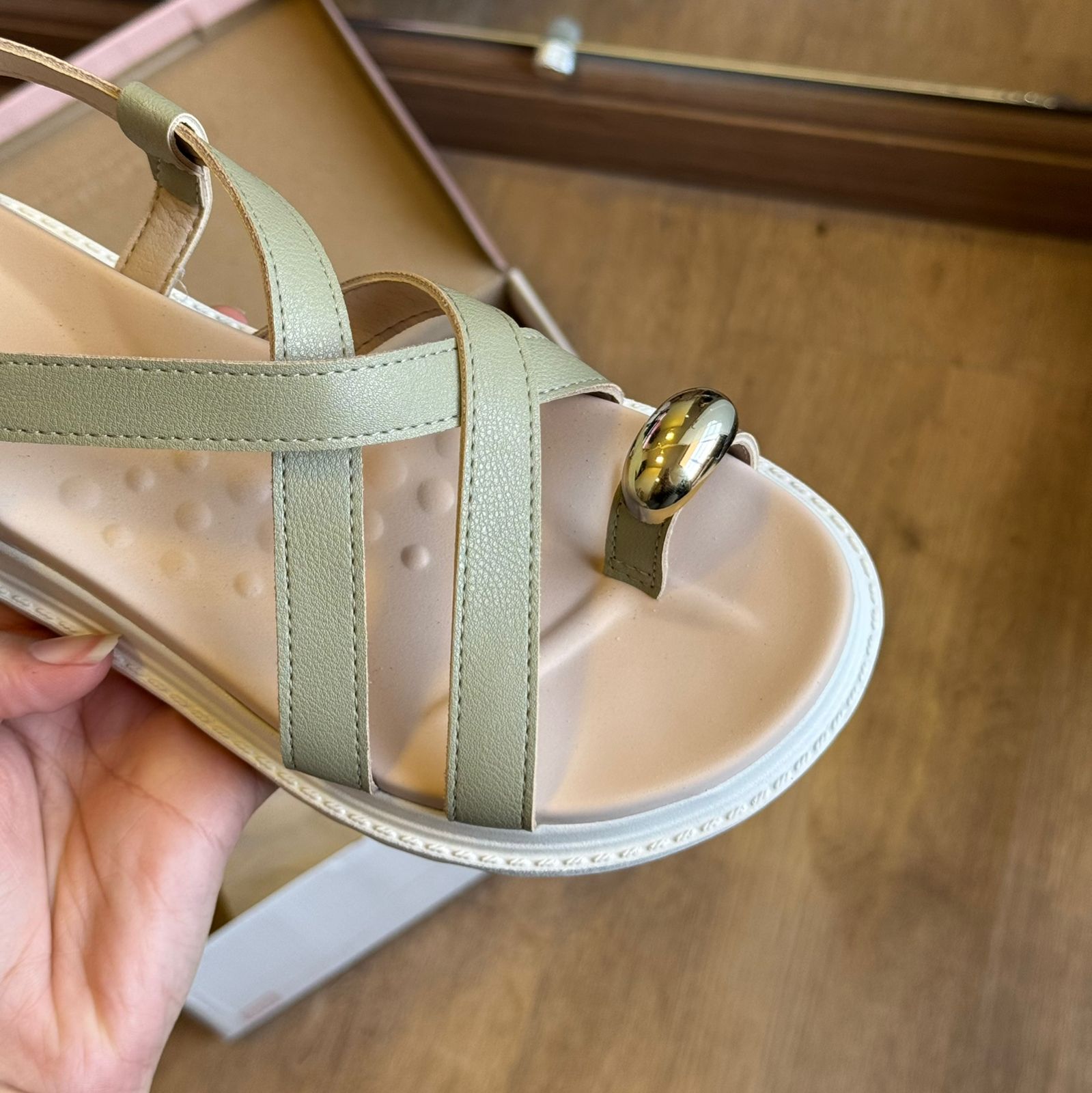 Sandália Modare Detalhe Dourado no Dedo 7200.107 - Imagem 5