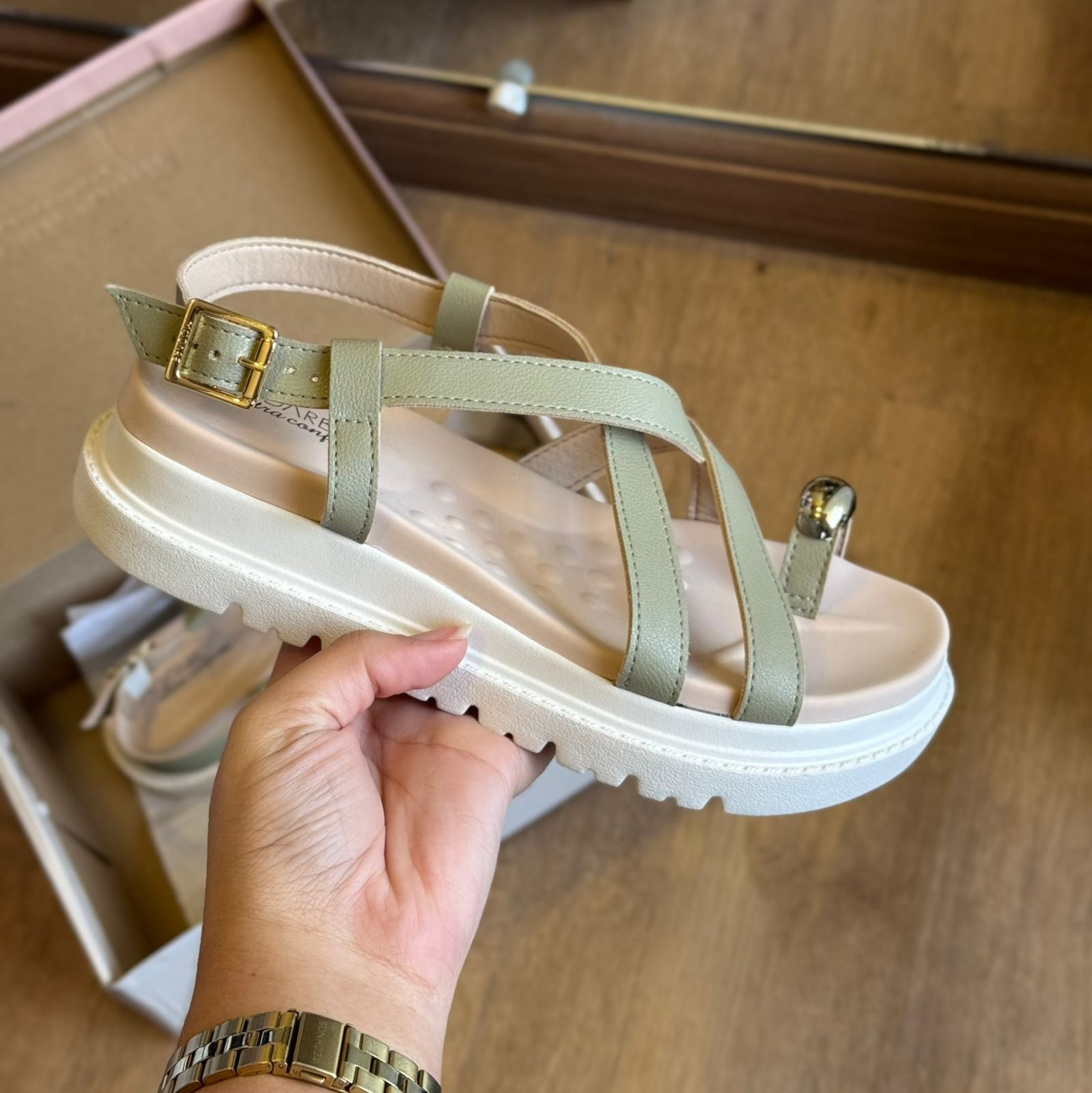 Sandália Modare Detalhe Dourado no Dedo 7200.107 - Imagem 4